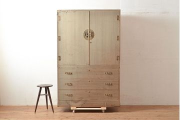 中古　国産　衣装盆付き　小物収納に便利!小引き出しが付いた総桐箪笥(着物箪笥、引き出し、和タンス、衣装箪笥、桐たんす)(R-048515)