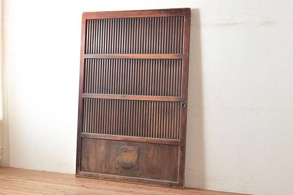 アンティーク建具　明治期　松材　縁起物の巾着金具付き!燻されたような色合いが魅力の蔵戸　(R-048516)