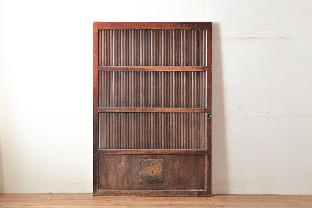 アンティーク建具　明治期　松材　縁起物の巾着金具付き!燻されたような色合いが魅力の蔵戸　(R-048516)