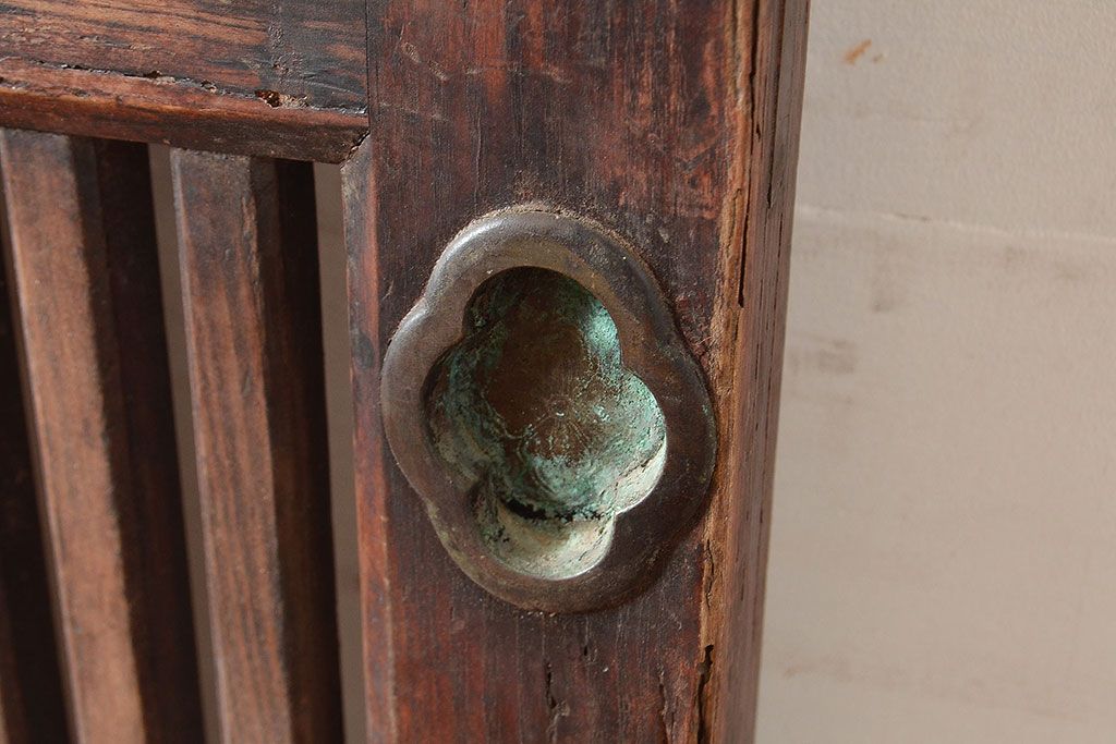 アンティーク建具　明治期　松材　縁起物の巾着金具付き!燻されたような色合いが魅力の蔵戸　(R-048516)
