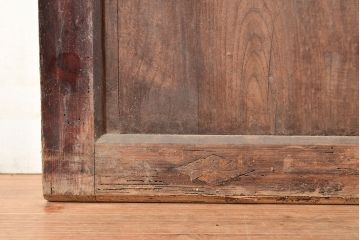アンティーク建具　明治期　松材　縁起物の巾着金具付き!燻されたような色合いが魅力の蔵戸　(R-048516)