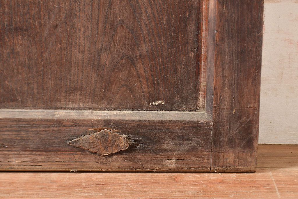 アンティーク建具　明治期　松材　縁起物の巾着金具付き!燻されたような色合いが魅力の蔵戸　(R-048516)