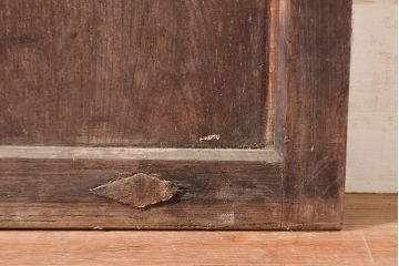 アンティーク建具　明治期　松材　縁起物の巾着金具付き!燻されたような色合いが魅力の蔵戸　(R-048516)
