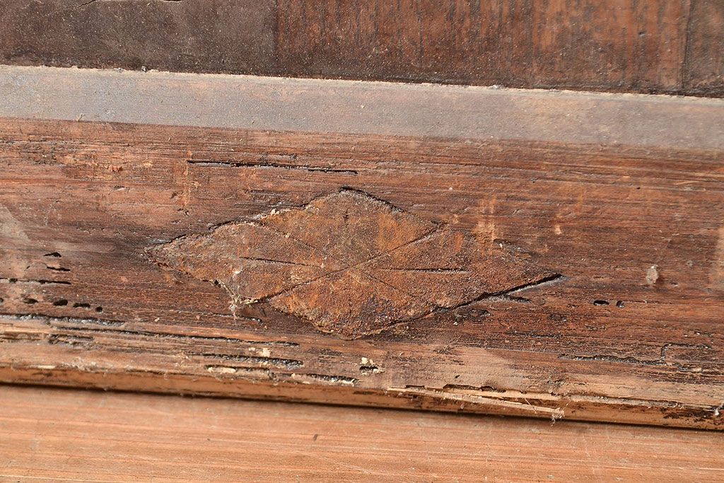 アンティーク建具　明治期　松材　縁起物の巾着金具付き!燻されたような色合いが魅力の蔵戸　(R-048516)