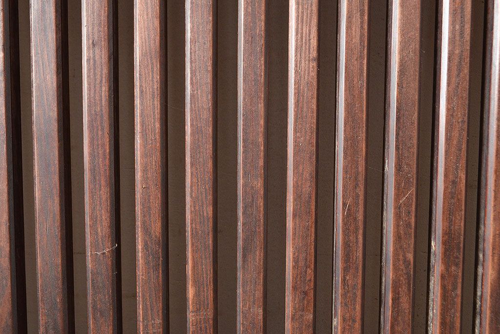 アンティーク建具　明治期　松材　縁起物の巾着金具付き!燻されたような色合いが魅力の蔵戸　(R-048516)