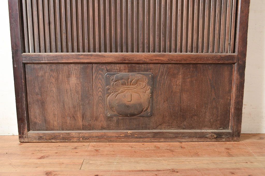 アンティーク建具　明治期　松材　縁起物の巾着金具付き!燻されたような色合いが魅力の蔵戸　(R-048516)