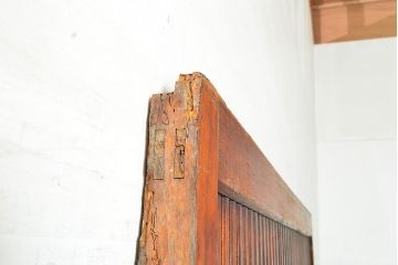 アンティーク建具　明治期　松材　縁起物の巾着金具付き!燻されたような色合いが魅力の蔵戸　(R-048516)