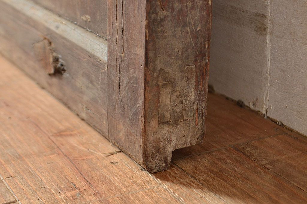 アンティーク建具　明治期　松材　縁起物の巾着金具付き!燻されたような色合いが魅力の蔵戸　(R-048516)