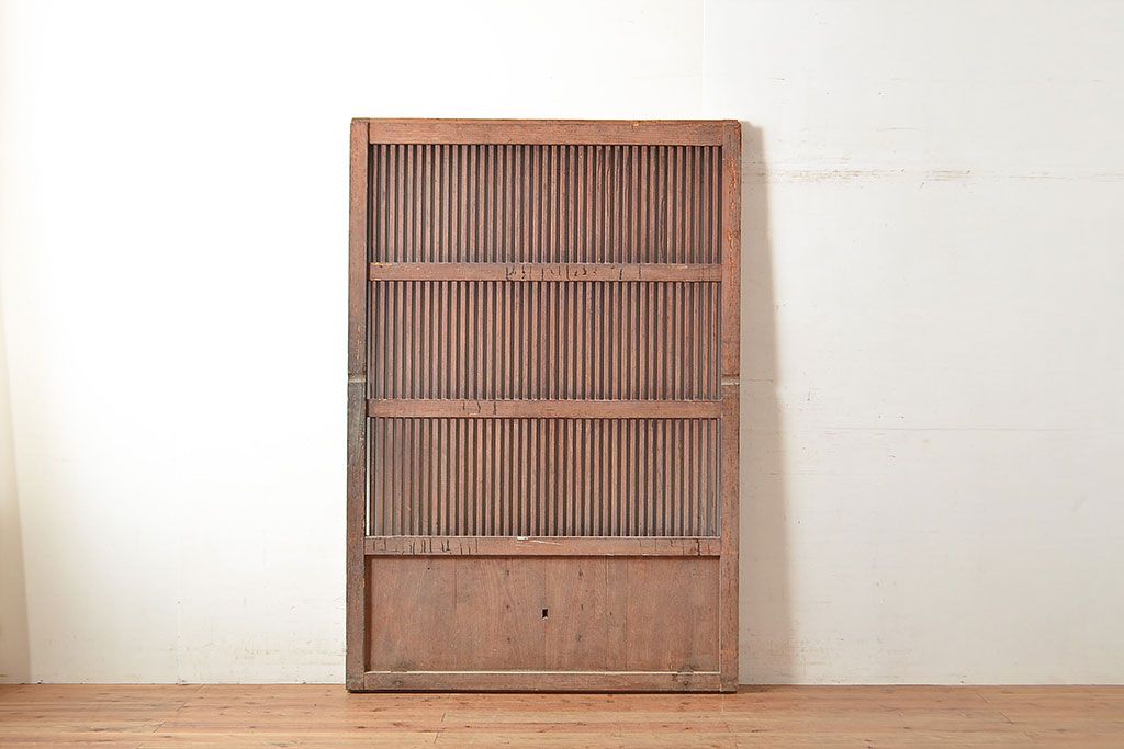 アンティーク建具　明治期　松材　縁起物の巾着金具付き!燻されたような色合いが魅力の蔵戸　(R-048516)