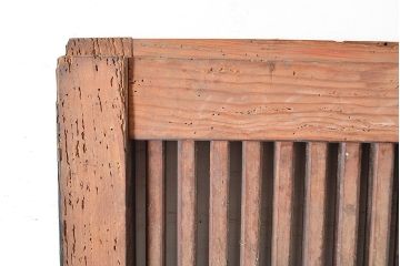 アンティーク建具　明治期　松材　縁起物の巾着金具付き!燻されたような色合いが魅力の蔵戸　(R-048516)