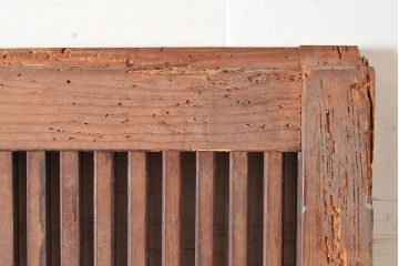 アンティーク建具　明治期　松材　縁起物の巾着金具付き!燻されたような色合いが魅力の蔵戸　(R-048516)