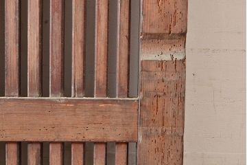 アンティーク建具　明治期　松材　縁起物の巾着金具付き!燻されたような色合いが魅力の蔵戸　(R-048516)