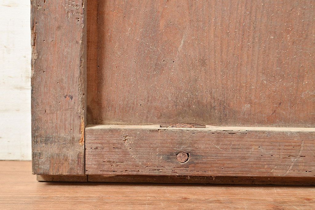アンティーク建具　明治期　松材　縁起物の巾着金具付き!燻されたような色合いが魅力の蔵戸　(R-048516)