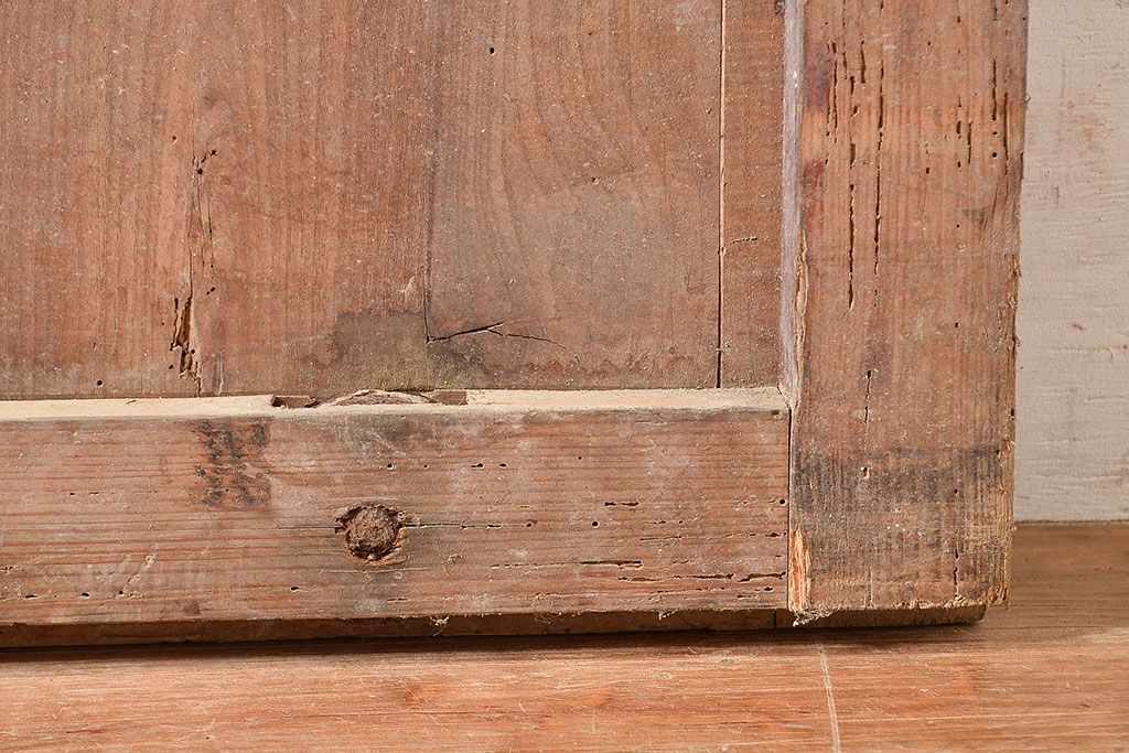 アンティーク建具　明治期　松材　縁起物の巾着金具付き!燻されたような色合いが魅力の蔵戸　(R-048516)