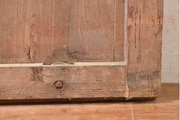 アンティーク建具　明治期　松材　縁起物の巾着金具付き!燻されたような色合いが魅力の蔵戸　(R-048516)