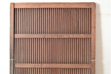 アンティーク建具　明治期　松材　縁起物の巾着金具付き!燻されたような色合いが魅力の蔵戸　(R-048516)