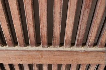 アンティーク建具　明治期　松材　縁起物の巾着金具付き!燻されたような色合いが魅力の蔵戸　(R-048516)