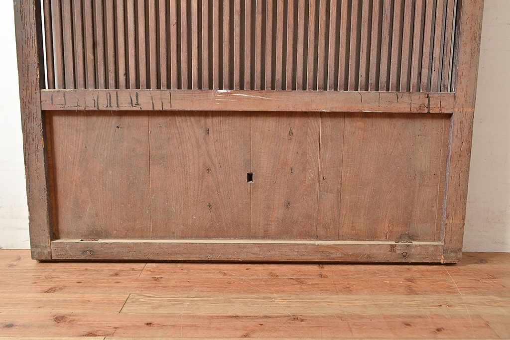 アンティーク建具　明治期　松材　縁起物の巾着金具付き!燻されたような色合いが魅力の蔵戸　(R-048516)