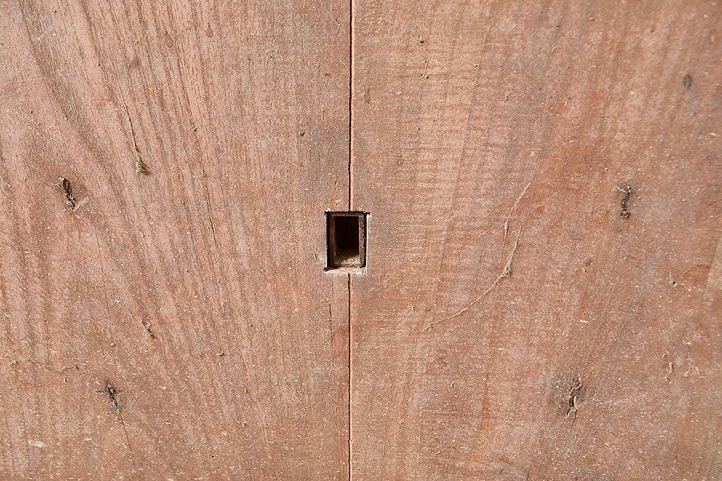 アンティーク建具　明治期　松材　縁起物の巾着金具付き!燻されたような色合いが魅力の蔵戸　(R-048516)