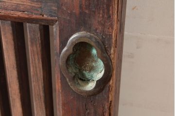 アンティーク建具　松材　縁起物の巾着金具付き!燻されたような色合いが魅力の蔵戸(引き戸、玄関戸)(R-048516)