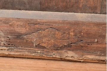 アンティーク建具　松材　縁起物の巾着金具付き!燻されたような色合いが魅力の蔵戸(引き戸、玄関戸)(R-048516)