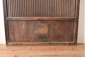 アンティーク建具　松材　縁起物の巾着金具付き!燻されたような色合いが魅力の蔵戸(引き戸、玄関戸)(R-048516)