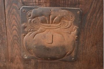 アンティーク建具　松材　縁起物の巾着金具付き!燻されたような色合いが魅力の蔵戸(引き戸、玄関戸)(R-048516)