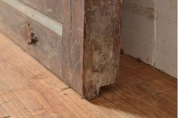 アンティーク建具　松材　縁起物の巾着金具付き!燻されたような色合いが魅力の蔵戸(引き戸、玄関戸)(R-048516)