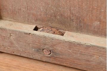 アンティーク建具　松材　縁起物の巾着金具付き!燻されたような色合いが魅力の蔵戸(引き戸、玄関戸)(R-048516)