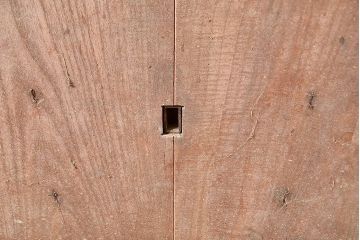 アンティーク建具　松材　縁起物の巾着金具付き!燻されたような色合いが魅力の蔵戸(引き戸、玄関戸)(R-048516)