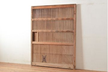アンティーク建具　ヒノキ材　和の雰囲気を高める、重厚感のある佇まいが魅力の蔵戸(格子戸、引き戸、玄関戸)(R-048517)