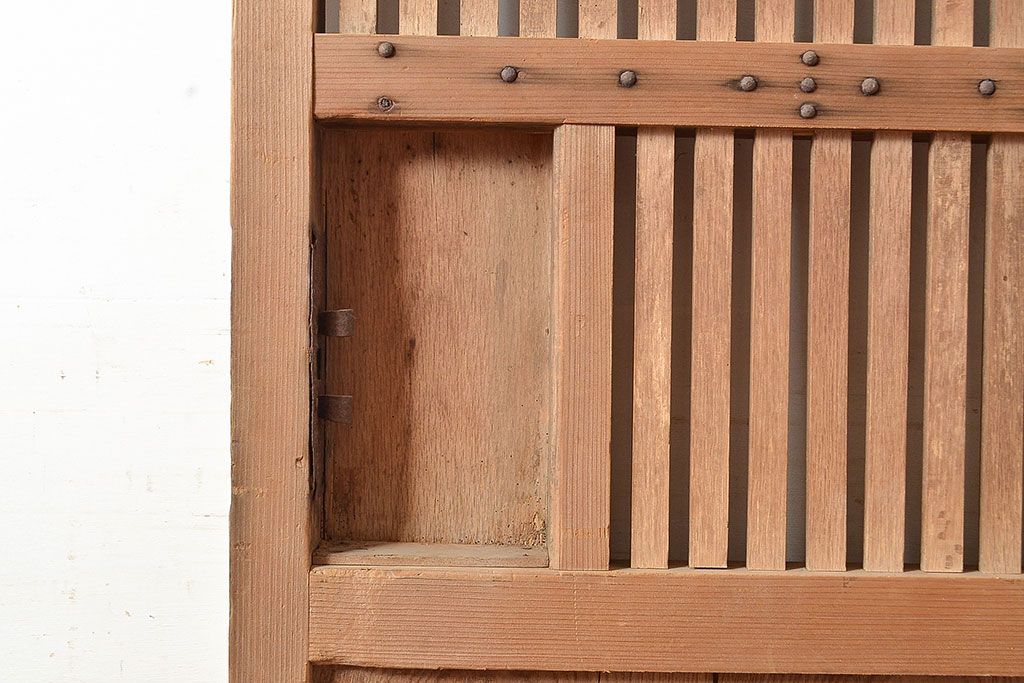 アンティーク建具　ヒノキ材　和の雰囲気を高める、重厚感のある佇まいが魅力の蔵戸(格子戸、引き戸、玄関戸)(R-048517)