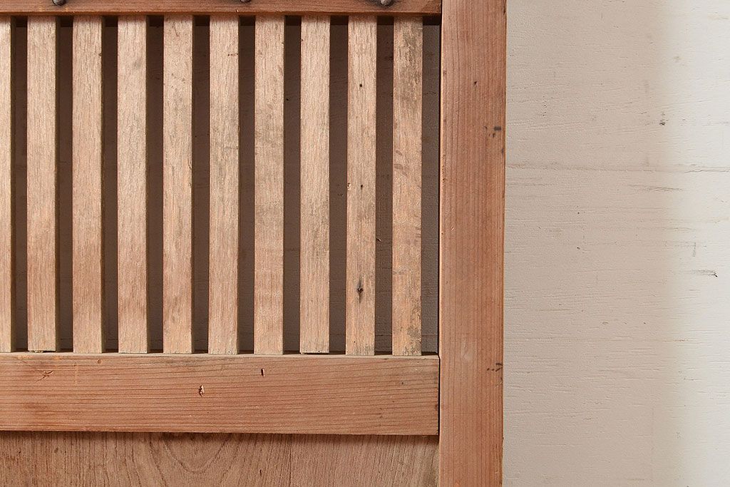 アンティーク建具　ヒノキ材　和の雰囲気を高める、重厚感のある佇まいが魅力の蔵戸(格子戸、引き戸、玄関戸)(R-048517)