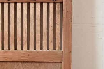 アンティーク建具　ヒノキ材　和の雰囲気を高める、重厚感のある佇まいが魅力の蔵戸(格子戸、引き戸、玄関戸)(R-048517)