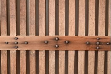 アンティーク建具　ヒノキ材　和の雰囲気を高める、重厚感のある佇まいが魅力の蔵戸(格子戸、引き戸、玄関戸)(R-048517)