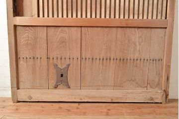 アンティーク建具　ヒノキ材　和の雰囲気を高める、重厚感のある佇まいが魅力の蔵戸(格子戸、引き戸、玄関戸)(R-048517)