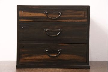 アンティーク家具　仕切り付きが便利!黒柿材とケヤキ材の木肌が味わい深い小引き出し(卓上収納、小物収納、チェスト)(R-048521)