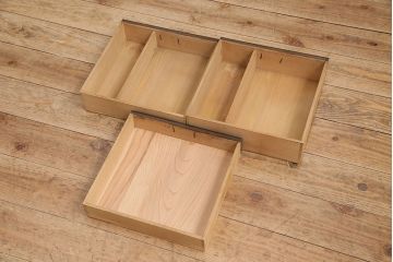 アンティーク家具　仕切り付きが便利!黒柿材とケヤキ材の木肌が味わい深い小引き出し(卓上収納、小物収納、チェスト)(R-048521)