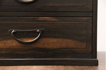 アンティーク家具　仕切り付きが便利!黒柿材とケヤキ材の木肌が味わい深い小引き出し(卓上収納、小物収納、チェスト)(R-048521)