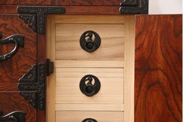 中古　伝統民芸　岩谷堂箪笥　みちのく小箪笥　天板リメイク・栗無垢材　美しい杢目と黒い金具が魅力の整理箪笥(チェスト、衣装タンス、引き出し)(R-048524)