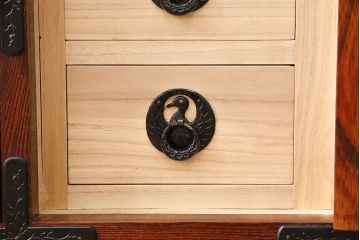 中古　伝統民芸　岩谷堂箪笥　みちのく小箪笥　天板リメイク・栗無垢材　美しい杢目と黒い金具が魅力の整理箪笥(チェスト、衣装タンス、引き出し)(R-048524)