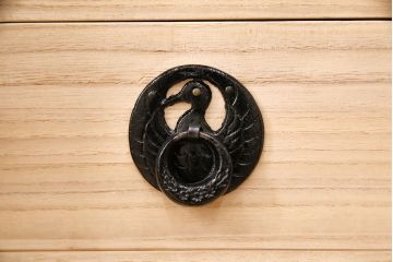 中古　伝統民芸　岩谷堂箪笥　みちのく小箪笥　天板リメイク・栗無垢材　美しい杢目と黒い金具が魅力の整理箪笥(チェスト、衣装タンス、引き出し)(R-048524)