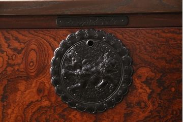 中古　伝統民芸　岩谷堂箪笥　みちのく小箪笥　天板リメイク・栗無垢材　美しい杢目と黒い金具が魅力の整理箪笥(チェスト、衣装タンス、引き出し)(R-048524)