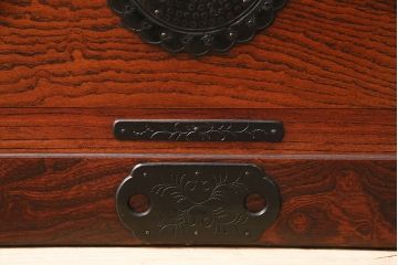 中古　伝統民芸　岩谷堂箪笥　みちのく小箪笥　天板リメイク・栗無垢材　美しい杢目と黒い金具が魅力の整理箪笥(チェスト、衣装タンス、引き出し)(R-048524)