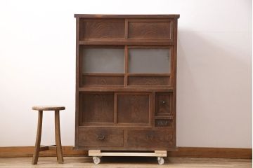 和製アンティーク　前面ケヤキ材　小振りなサイズがお部屋に取り入れやすい関東水屋箪笥(食器棚、キャビネット、収納棚)(R-048527)
