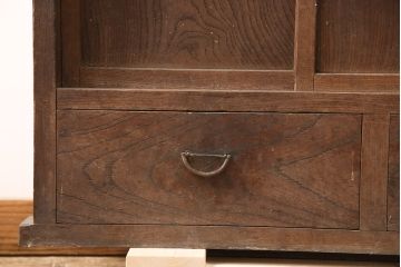 和製アンティーク　前面ケヤキ材　小振りなサイズがお部屋に取り入れやすい関東水屋箪笥(食器棚、キャビネット、収納棚)(R-048527)