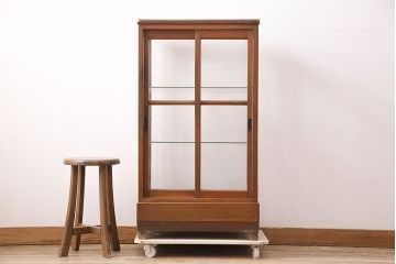 アンティーク家具　素朴で温かみのある風合いが魅力のガラスケース(ショーケース、飾り棚、陳列棚、店舗什器)(R-048532)