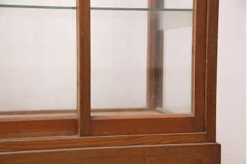 アンティーク家具　素朴で温かみのある風合いが魅力のガラスケース(ショーケース、飾り棚、陳列棚、店舗什器)(R-048532)