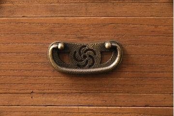 アンティーク家具　桐材　可愛らしい引手と上品な雰囲気が魅力の小引き出し(小物収納、卓上収納、引き出し、チェスト)(R-048533)