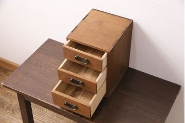 アンティーク家具　桐材　可愛らしい引手と上品な雰囲気が魅力の小引き出し(小物収納、卓上収納、引き出し、チェスト)(R-048533)